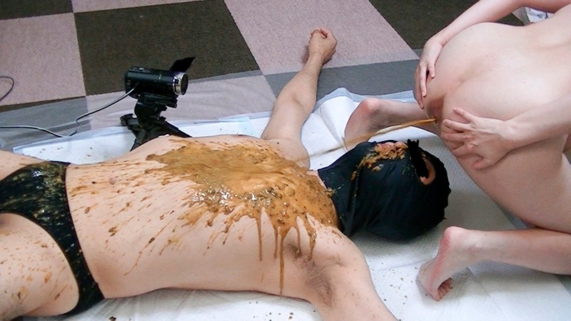 スケベねーちゃん達に好き放題される人間便所に憧れる糞尿マニア