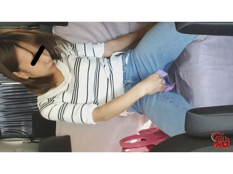 楽しいドライブのはずが、渋滞にハマって車内失禁しちゃう女性w