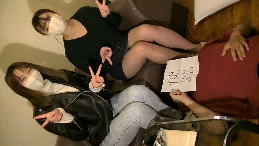 20代女子2人からパンチ！踏みつけ！受けからの大量黄金を完食w