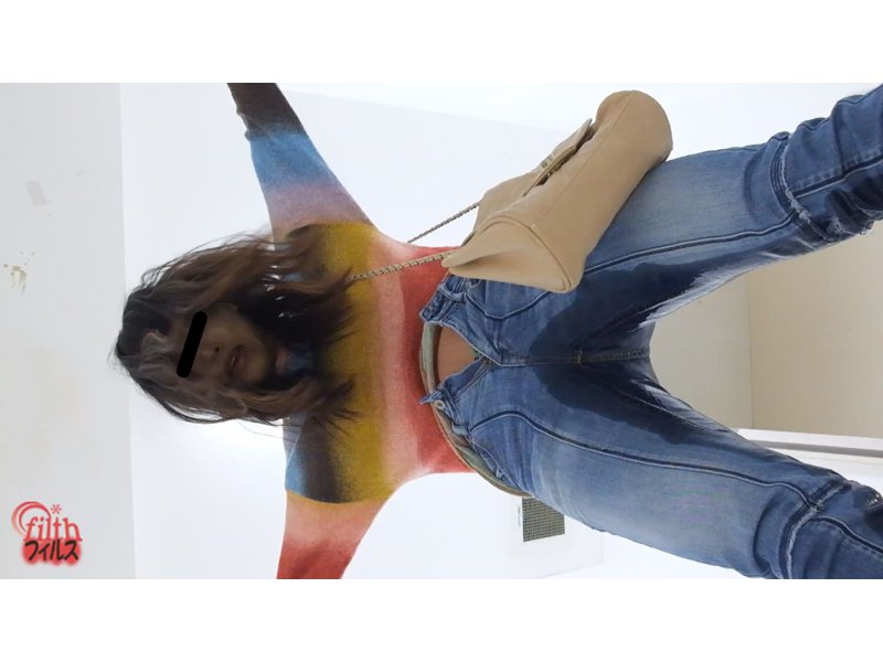 発見♡ジーンズを青く染めるほど豪快に失禁しちゃった街中の女！